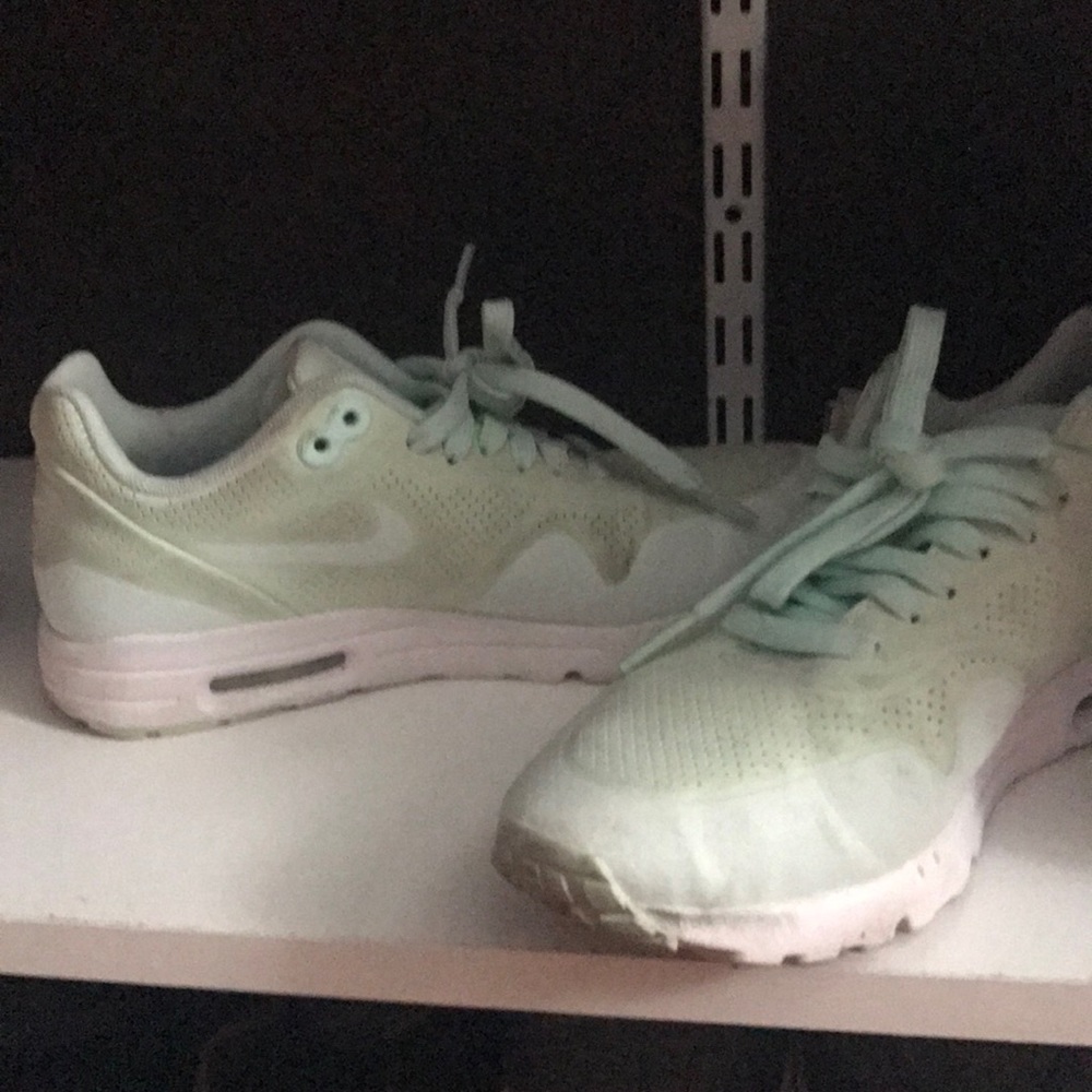 Nike shoes - Picture 3 of 4